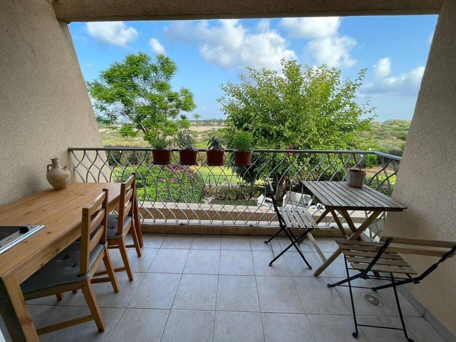 נוף לים 3 חדרים בנאות גולף בקסריה עם בריכה וחדר כושר Apartment Caesarea Exterior foto